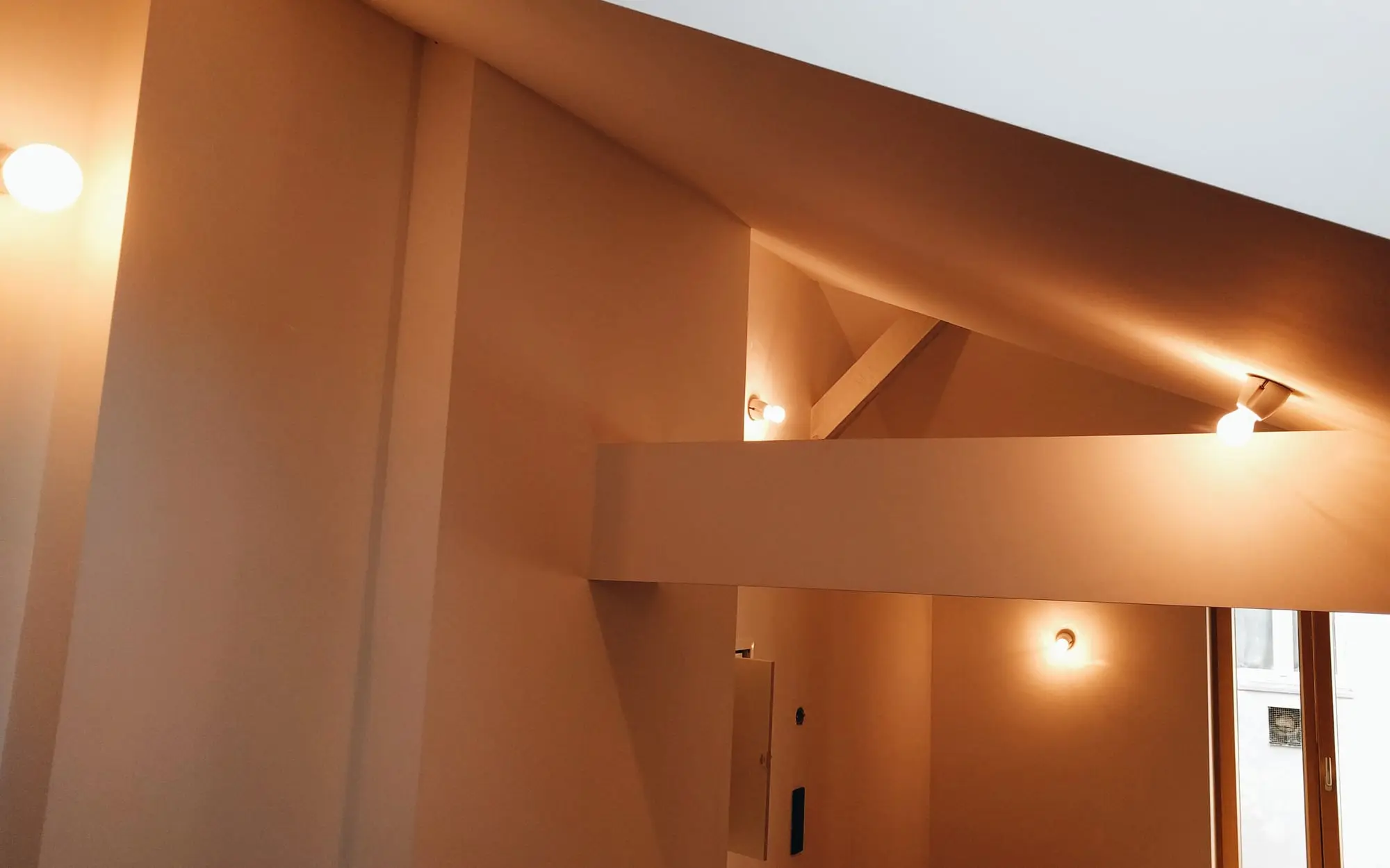 Eine stilvolle Aufnahme der geometrischen Dacharchitektur im zweiten Stock des pagestrip-Büros.